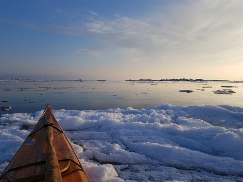 Mini ice-bergs are drifting multiple times in a winter. Hangossa jäiden lähtöja voi ihailla useammin talven aikana. 